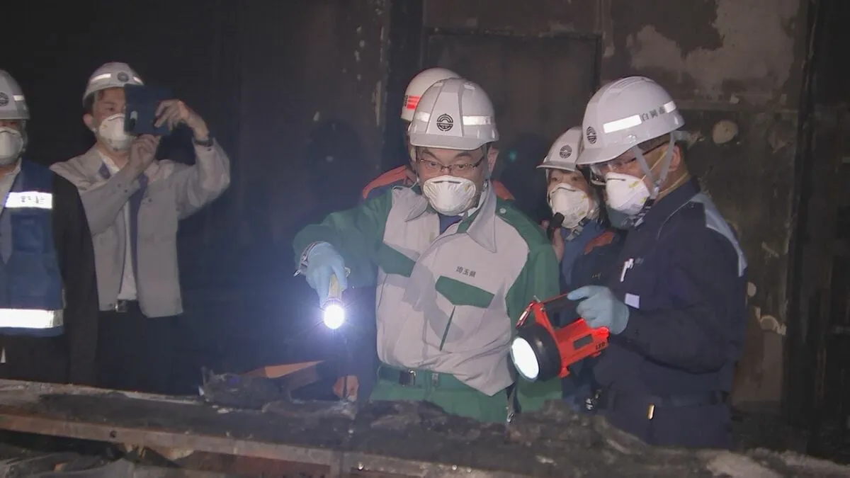 焼け焦げた机や燃え残った紙の束…火災で焼けた埼玉・白岡市役所の1階部分を埼玉県の大野知事が視察