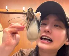 【 おのののか 】　特大の牡蠣を堪能　「大抵のものは一口で食べられるタイプだけど　この巨大岩牡蠣は無理だった」