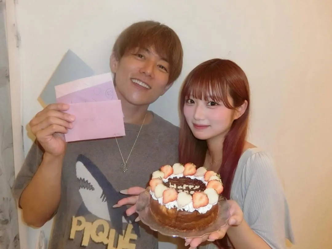 【 辻希美・長女 】希空　「父の日♥　ぱぱの好きなチーズケーキ作ったよ‎」　父・杉浦太陽さんと幸せショット