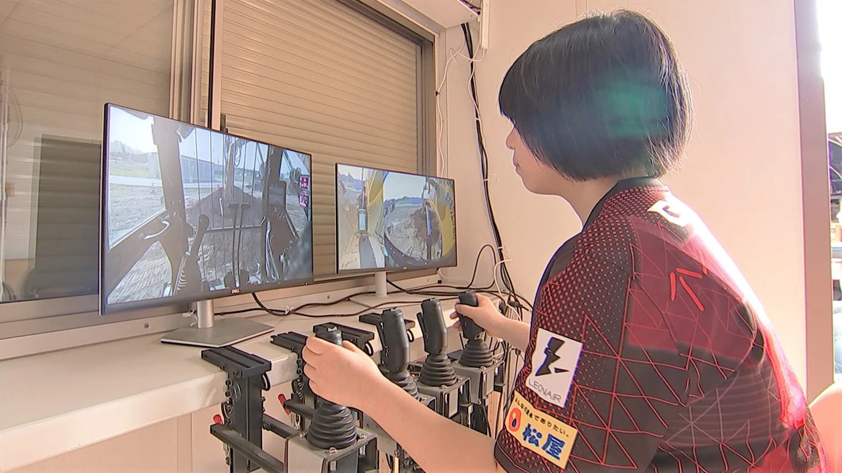 人手不足の建築業界を救うeスポーツ選手のテクニック、遠隔でショベルカーを操作「ちょっとゲームに似ている」