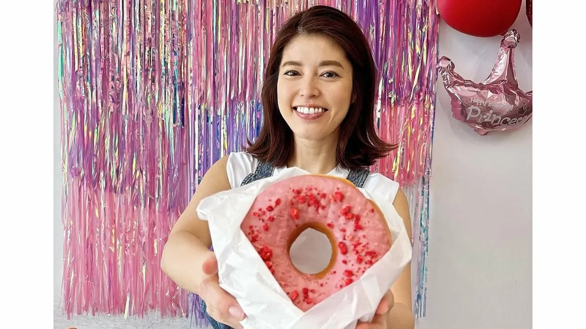 【 神田愛花 】　巨大ドーナツと２ショット　「とにかく大きくて美味しくて、大好きなThe AMERICAって感じでした」　ファン反響「ドーナツ大きい　顔ぐらいある」「アメリカのドーナツでかっ」