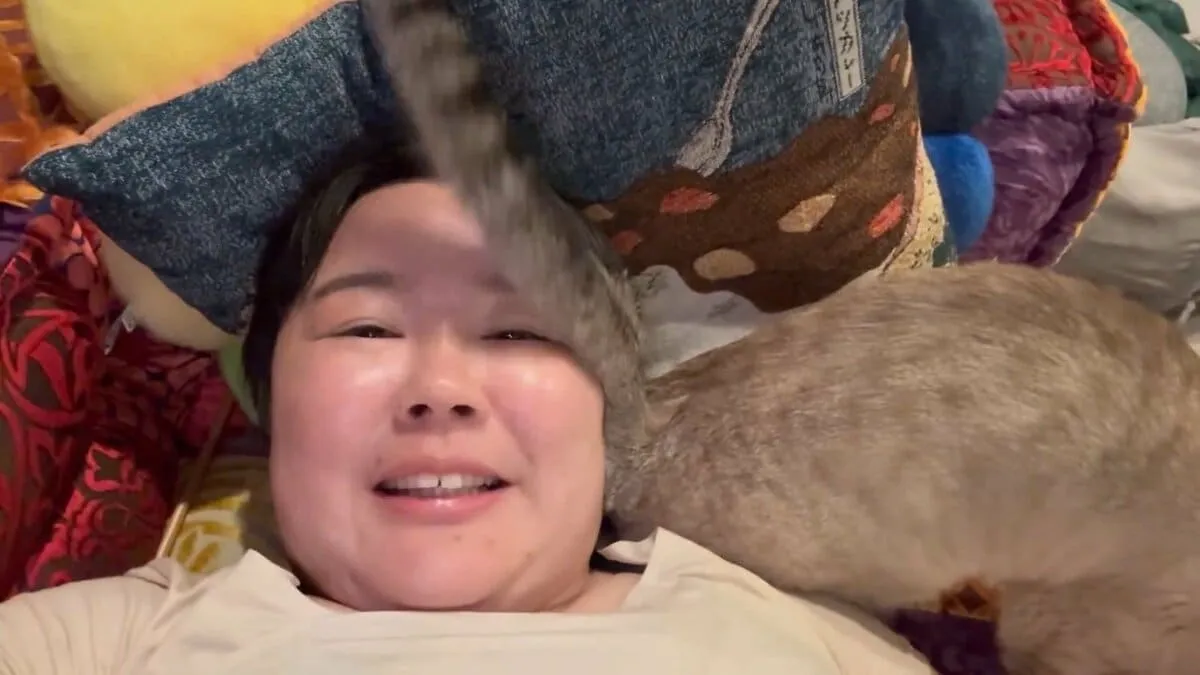 【 やす子 】愛猫アビシの尻尾が顔にパタパタ 「アビシありがとう」癒やしのひとときに感謝のつぶやき