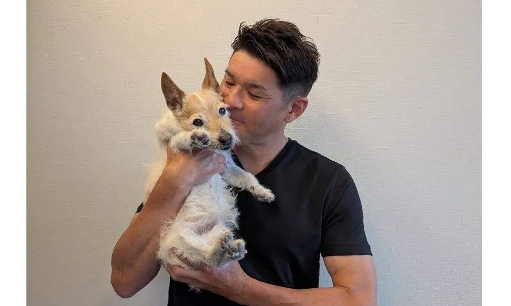 【いぬ】照英さん　愛犬テン19歳8ヶ月　「気持ち良さそうにスヤスヤ」　寝姿ショットに反響　「安眠テンちゃん　どんな夢を見てるかな♥」
