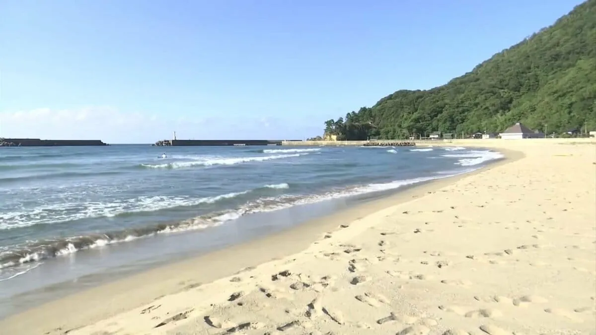 鳥取市の岩戸海岸でサーファーの男性（58） 海に落ち死亡、当時 波の高さは約50センチ　警察などが事故の詳しい原因調べる