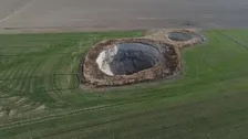 トルコ　農業地帯に巨大な陥没穴が出現 約700か所　雨不足など影響か