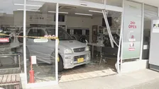 コインランドリーに軽乗用車が突っ込む　駐車の際にアクセルとブレーキを踏み間違えたか　けが人なし　相模原市