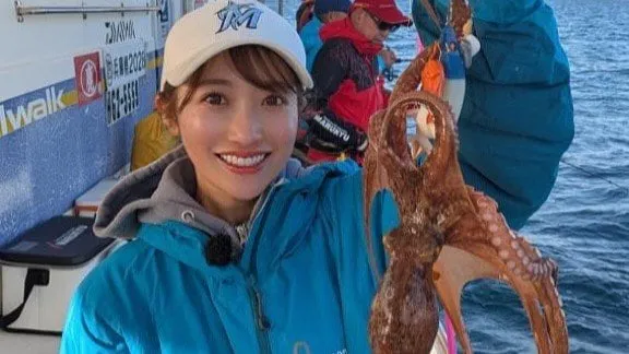 【片原恵麻】「明石でタコ釣り」笑顔で釣果を報告　「最近は釣果もいい感じ」4月には3kg超えのアオリイカもヒット