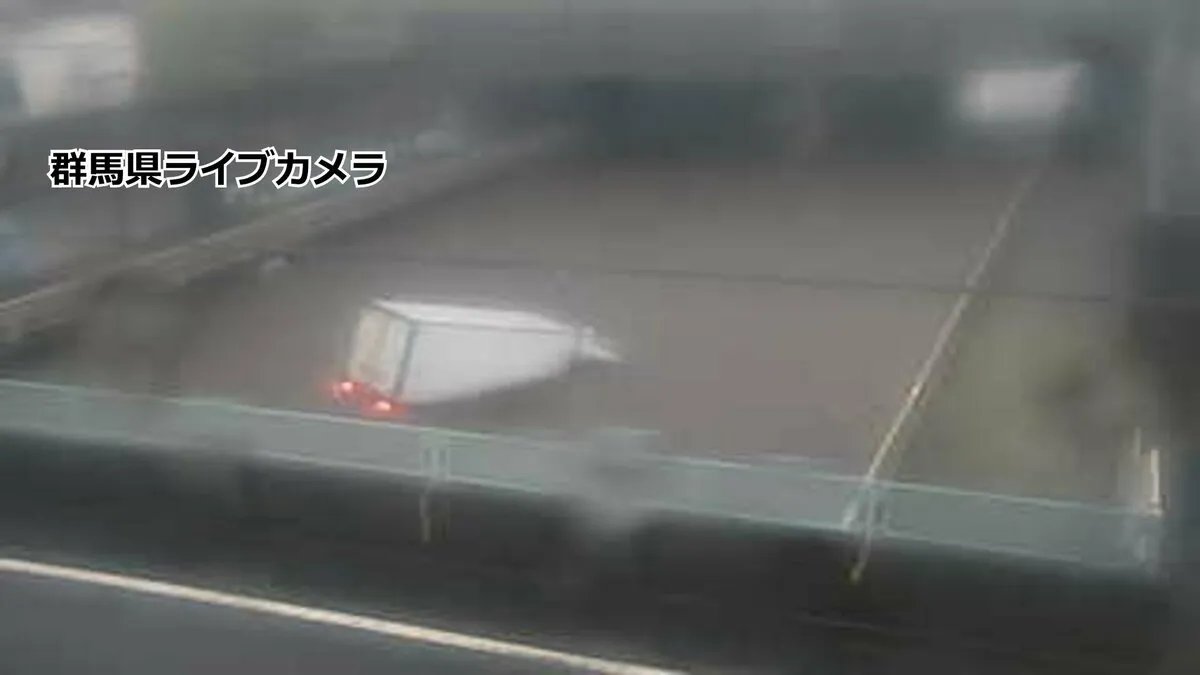 群馬県館林市のアンダーパスでトラック1台水没　運転していた男性は自力脱出して無事