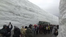 富山と長野を結ぶ立山黒部アルペンルートが全線開通　巨大な雪の壁「雪の大谷」は高さ12メートルに