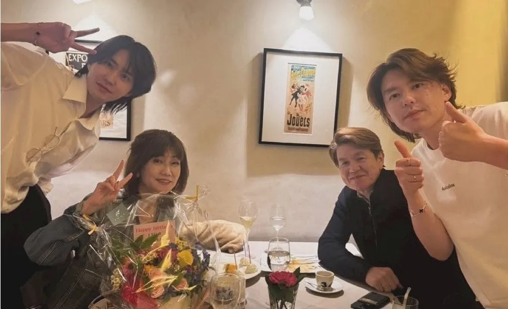 【 松本伊代 】　還暦を家族でお祝い　息子・小園凌央「母還暦おめでとう（祝）　でも母は永遠16歳！！」