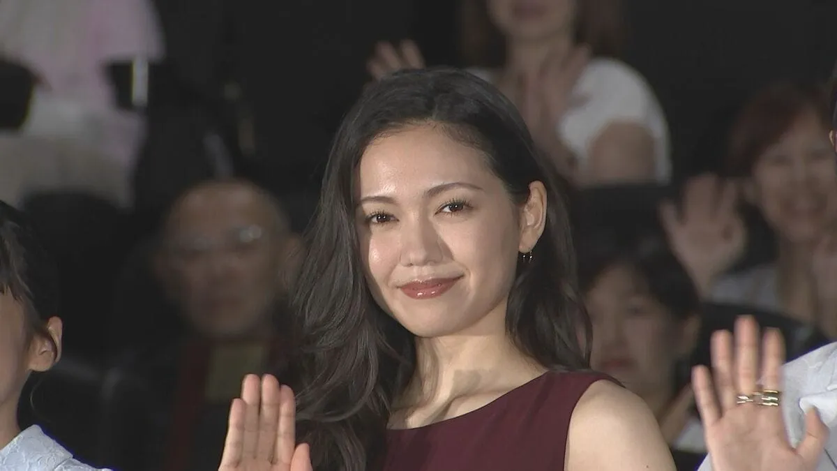 【二階堂ふみ】カズレーザーと結婚後初の公の場、報道陣の祝福コメントに笑顔