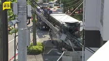 観光バスが電柱に突っ込む　現場の手前には街路樹などに接触した痕も　東京・江戸川区
