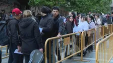 スペインで在留資格のない移民への在留許可申請開始　窓口に長蛇の列