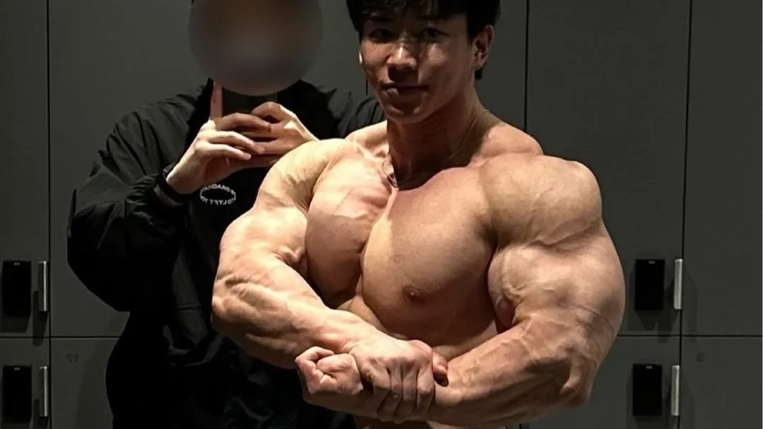 【 横川尚隆 】全身超筋肉「大会まであと1ヶ月」　巨大なハムストリングス筋にフォロワー驚愕「よく見たら片足」「樹齢6000年の屋久杉」「固定資産税がかかってしまう」