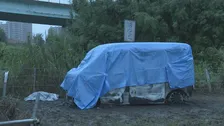 八潮市の河川敷で軽ワゴン車が炎上　車内から1人の遺体