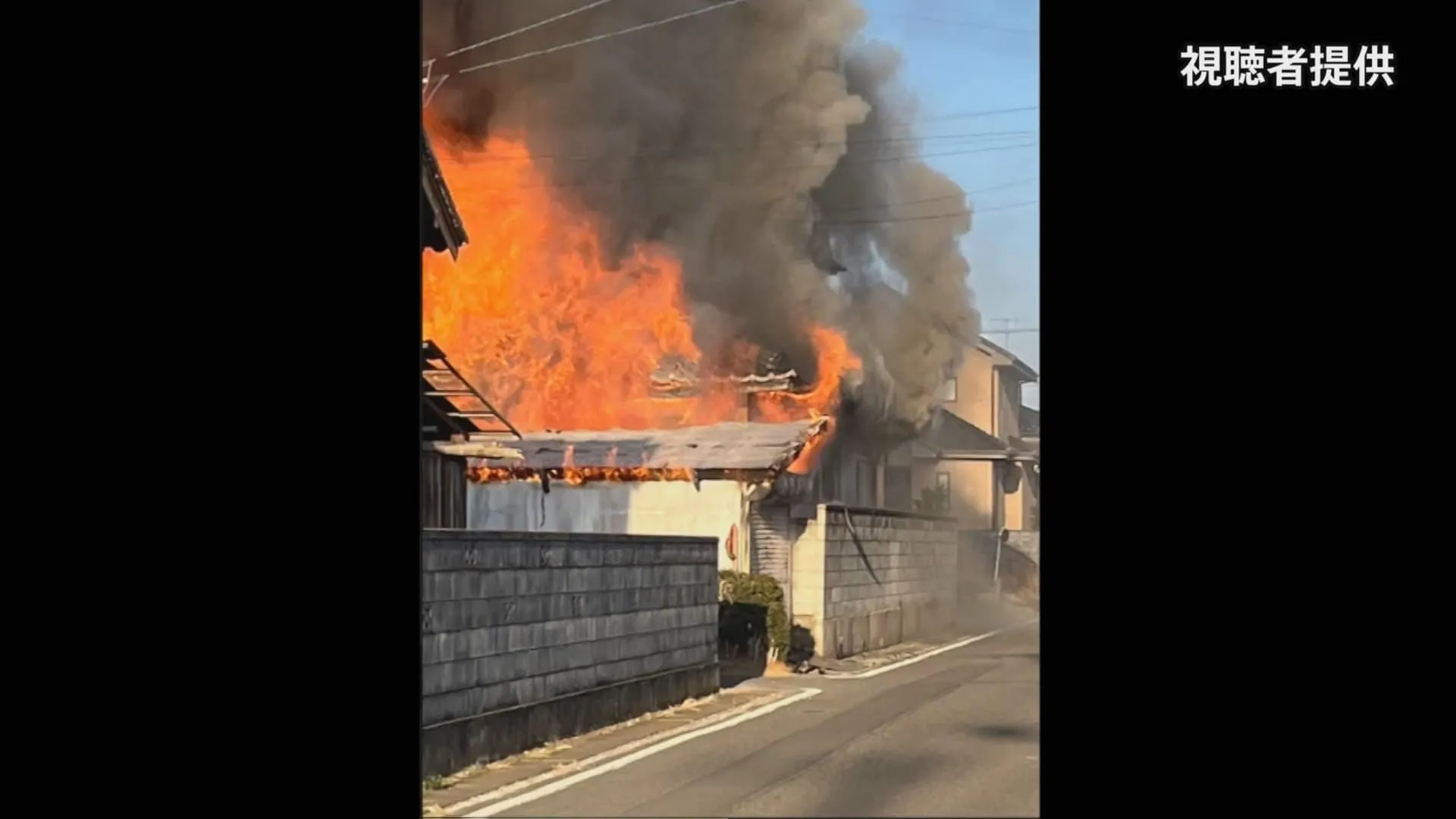 【速報】群馬・館林市尾曳町で木造2階建て住宅火災　現在も延焼中　2人逃げ遅れか