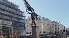 バンクシー新作「巨大な銅像」がロンドン中心部に出現　掲げた旗で顔が覆われ前見えず　盲目的な愛国心への批判か