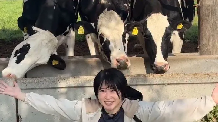 【志田未来】「牛とも仲良くなった」満面の笑顔でピースサイン ジャケットとインナーの色も「牛コーデ」フォロワー指摘