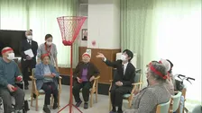 紀子さま 悠仁さま　伊豆大島の高齢者福祉施設で利用者と“玉入れ” 悠仁さま「みなさんとお話しするのは楽しいですよね」