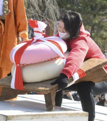 巨大鏡餅、持ち上げに挑む