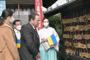 駐日ウクライナ大使、神社で祈願