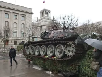 在独ロシア大使館前に壊れた戦車