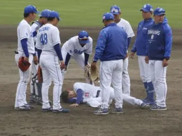 中日・岡田、右大腿骨骨折