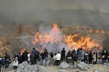 秋吉台で春呼ぶ山焼き、山口