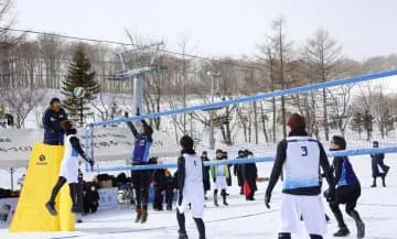 白銀の雪上でバレーボール、宮城