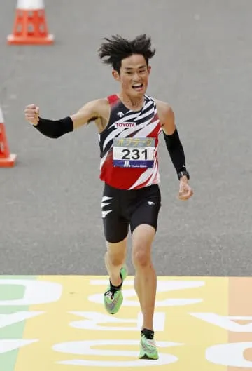 西山が2時間6分45秒で6位