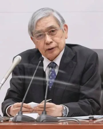 日銀黒田氏、10年間の成果強調