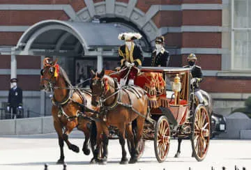 信任状奉呈式の馬車列再開