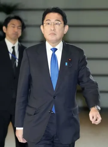 首相、マスク着用せず徒歩出勤