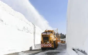 春を告げる「雪の回廊」が開通