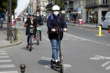 仏、電動ボードは14歳から