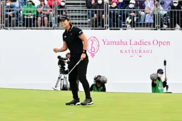 女子ゴルフ、穴井が4年ぶり優勝