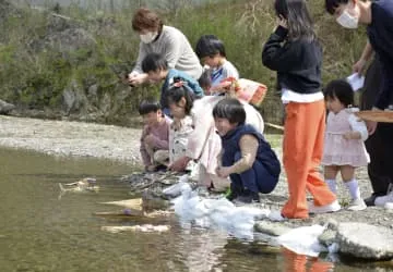 女児ら願い込め、「流しびな」