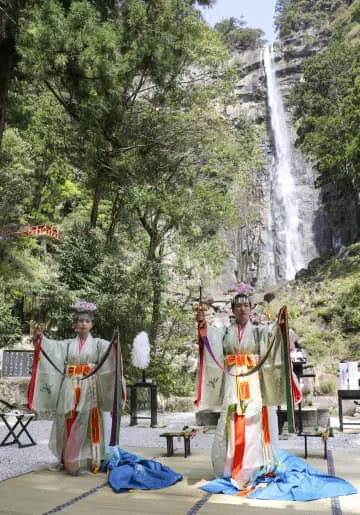 和歌山・熊野那智大社で桜花祭