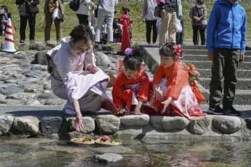 無病息災祈る「流しびな」