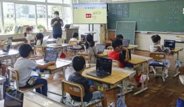 中学教諭77％残業上限超え