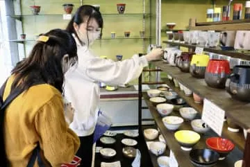 雨の中で焼き物品定め、佐賀