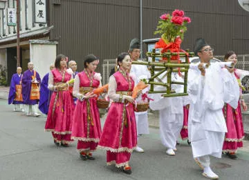 中国皇帝妃に扮し練供養