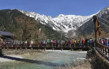 長野・上高地、登山シーズン到来