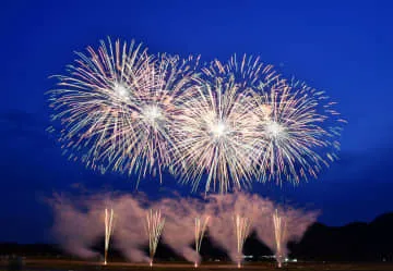 春の夜空に鮮やか、大曲の花火