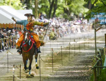 馬上の妙技、3万人の観客魅了