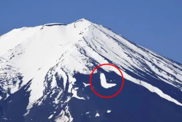 富士山に春の風物詩「農鳥」