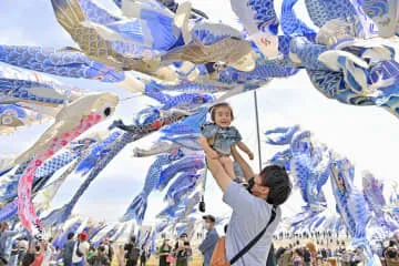 未来へ、空泳ぐ青いこいのぼり