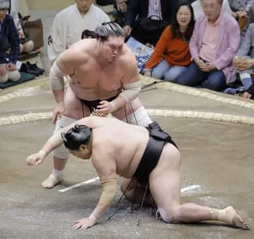 照ノ富士連勝、貴景勝に土