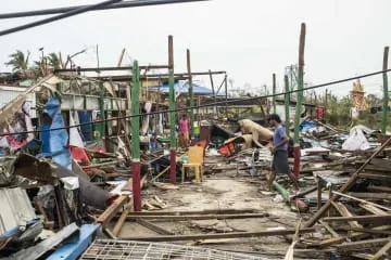 サイクロン上陸、400人死亡か