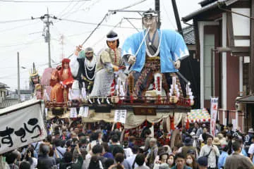 山車の巨大武者人形に歓声、福井